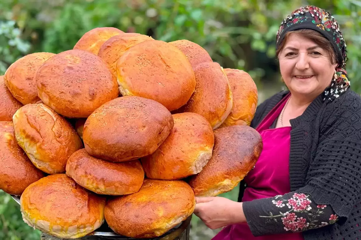 (ویدئو) پخت «نان پنیری محلی» آذربایجانی توسط یک مادربزرگ روستایی