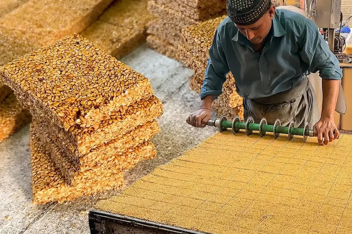 (ویدئو) غذای خیابانی در پاکستان؛ پخت معجون کنجدی در کراچی