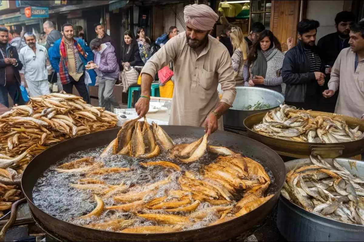 (ویدئو) غذای خیابانی در پاکستان؛ پخت ماهی سوخاری با ادویه در اسلام آباد