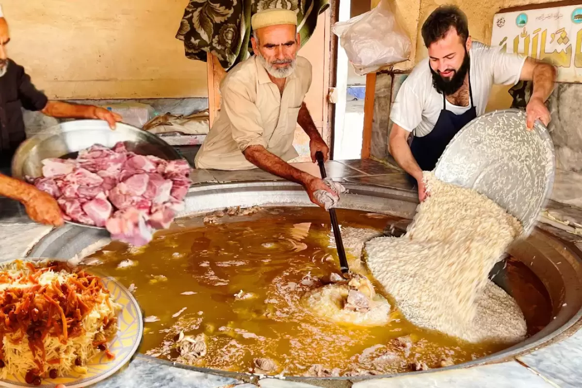 (ویدئو) غذای خیابانی در پاکستان؛ پخت 800 کیلو کابلی پلو در پیشاور