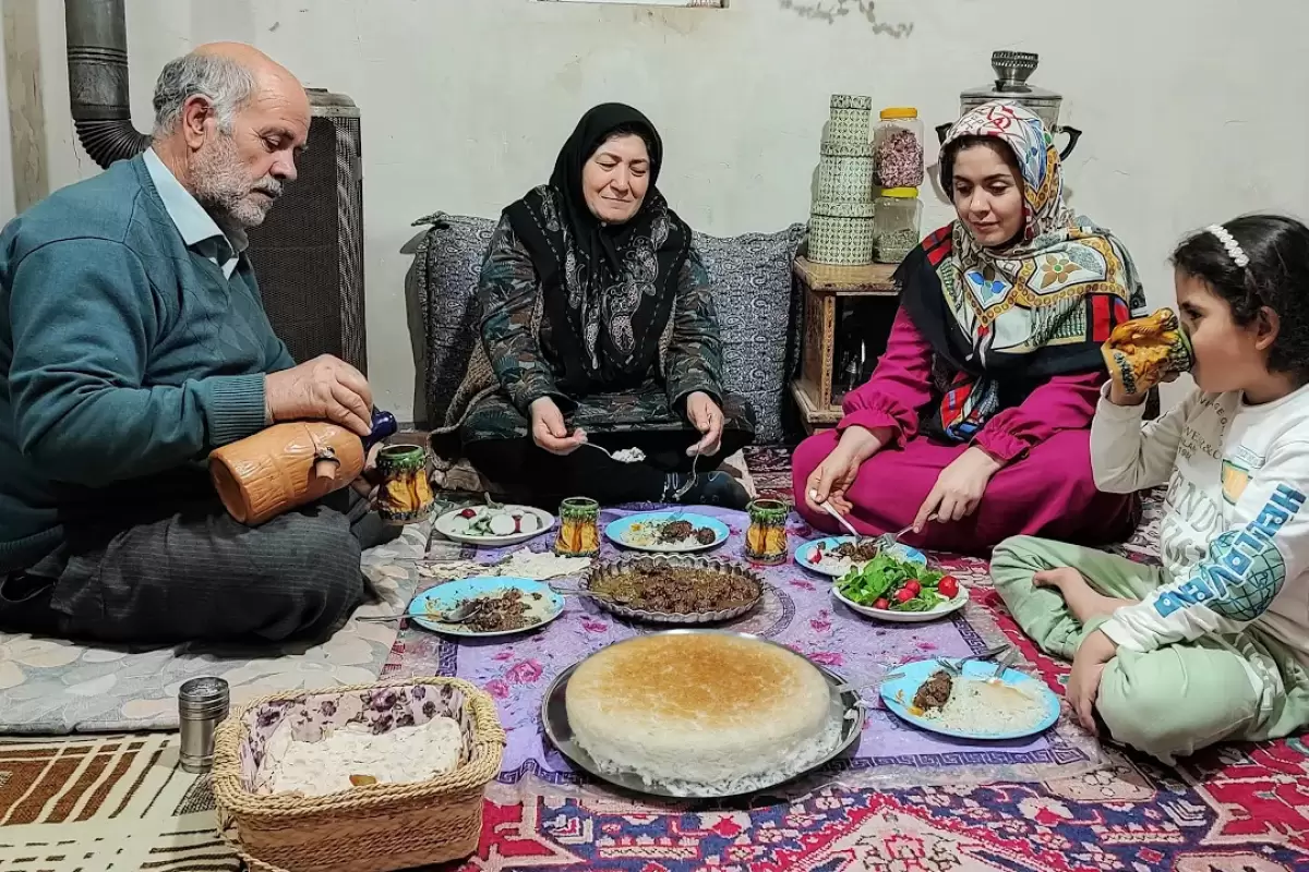 (ویدئو) نحوه پخت مرغ و فسنجان به شیوه بانوی روستایی ارومیه ای