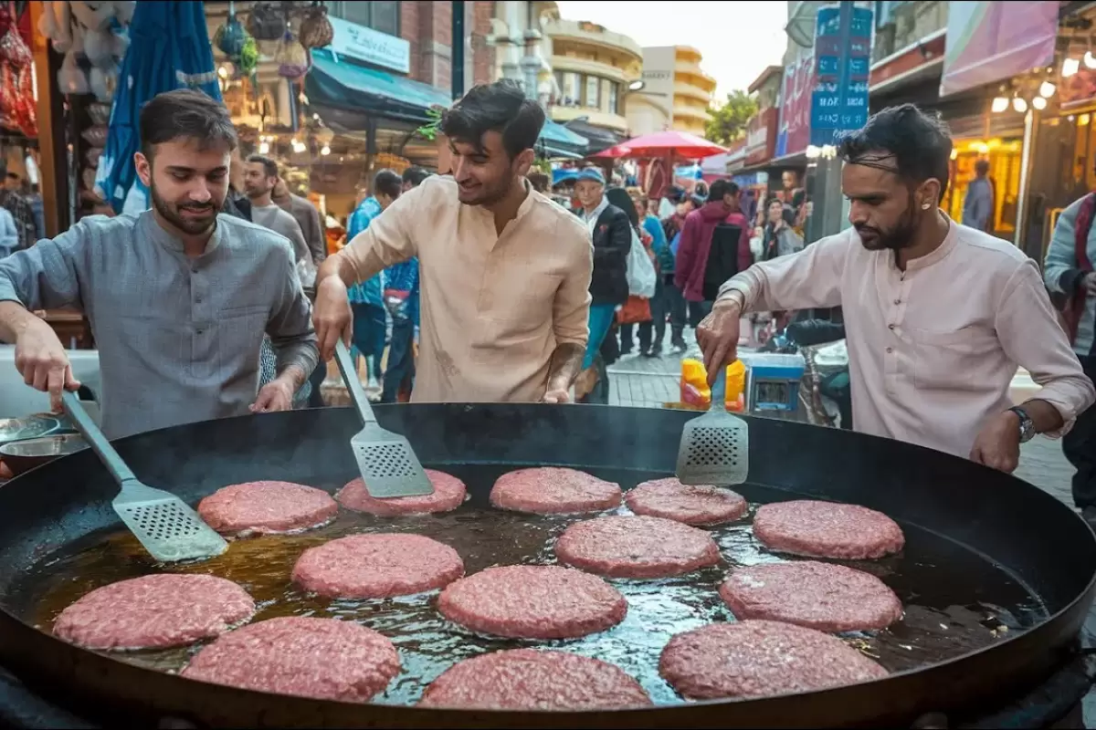 (ویدئو) غذای خیابانی در پاکستان؛ پخت 40 کیلو چپلی کباب در راولپندی