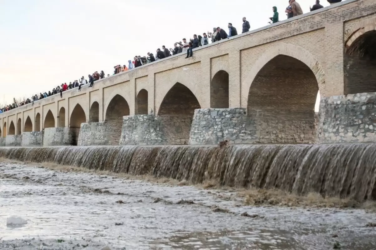 بازگشت آب به زاینده‌رود؛ در بستر رودخانه توقف نکنید