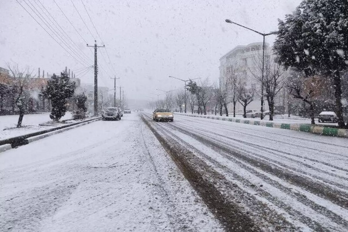 ببینید |  بارش برف در مسیر منتهی به پیست اسکی فریدونشهر