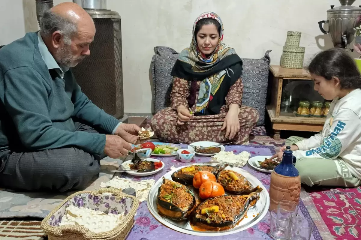 (ویدئو) نحوه پخت دلمه بادمجان به روش بانوی روستایی ارومیه ای