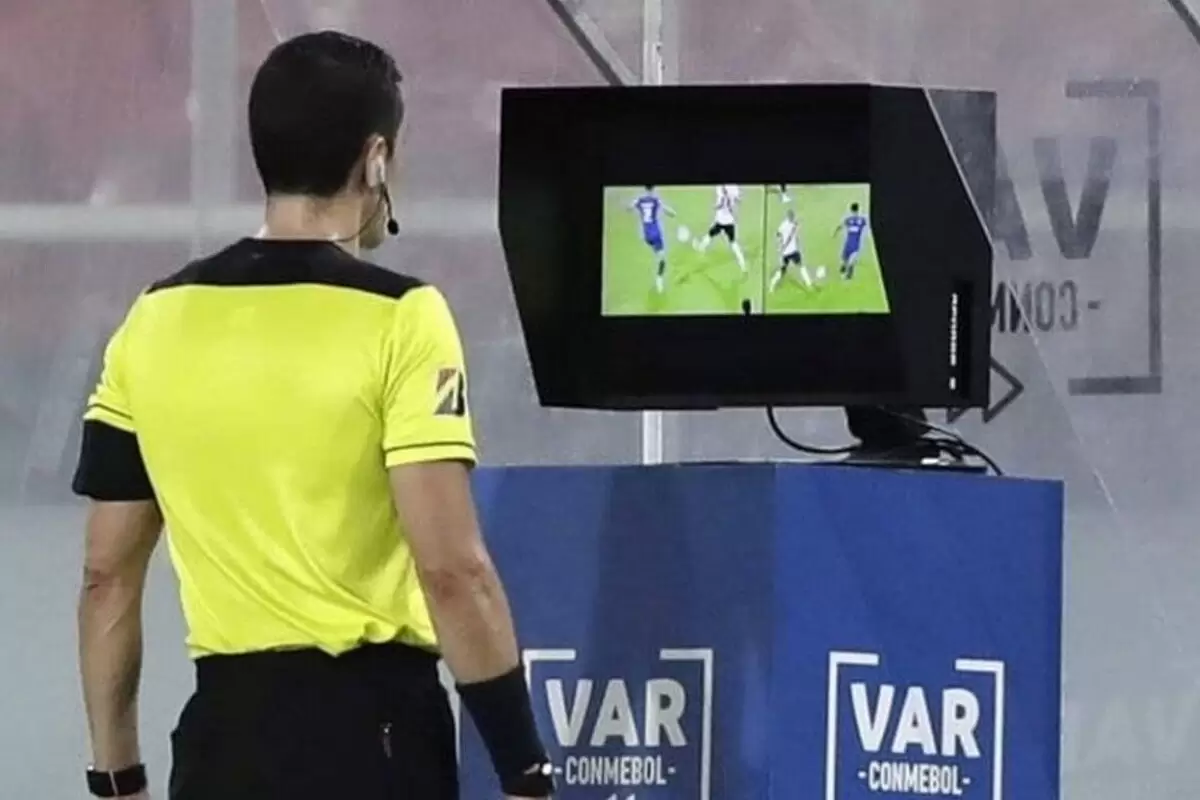 VAR ناقص ما را به جایی نمی رساند