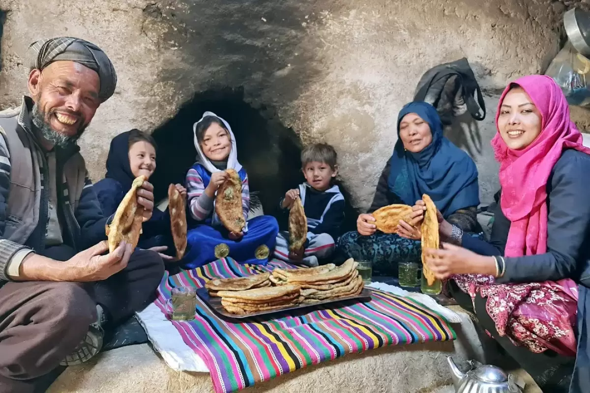 (ویدئو) غذای روستایی در افغانستان؛ پخت بولانی در یک غار دورافتاده