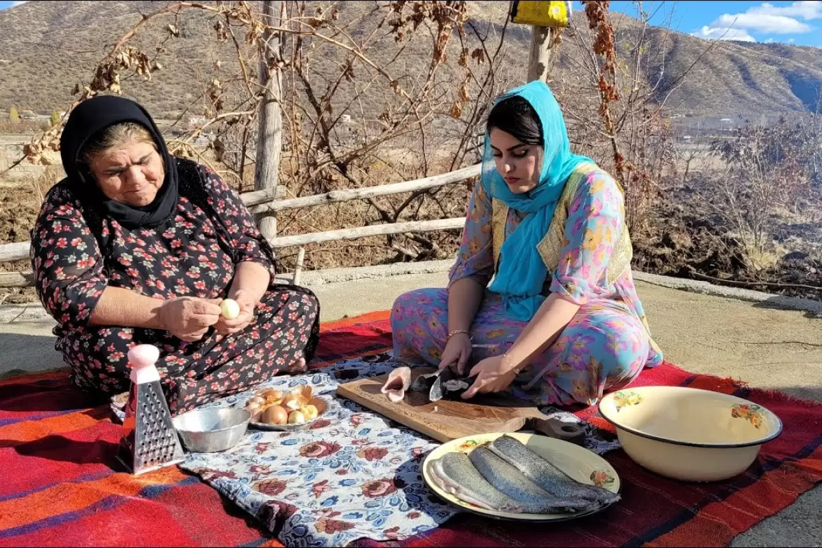 (ویدئو) غذای روستایی در کردستان؛ پخت سبزی پلو با ماهی