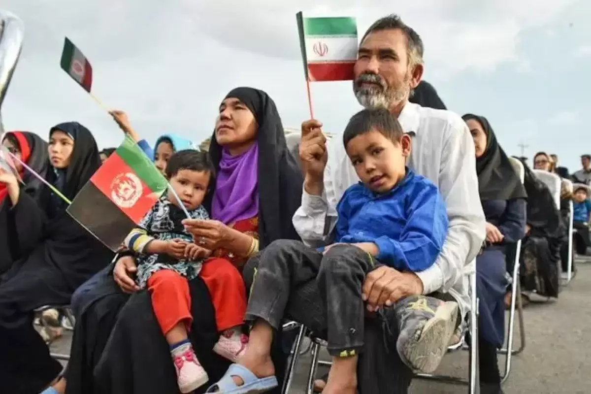 مهاجران افغانستانی و دیگر اتباع خارجی می‌توانند به زنان ایرانی تذکر حجاب دهند؟