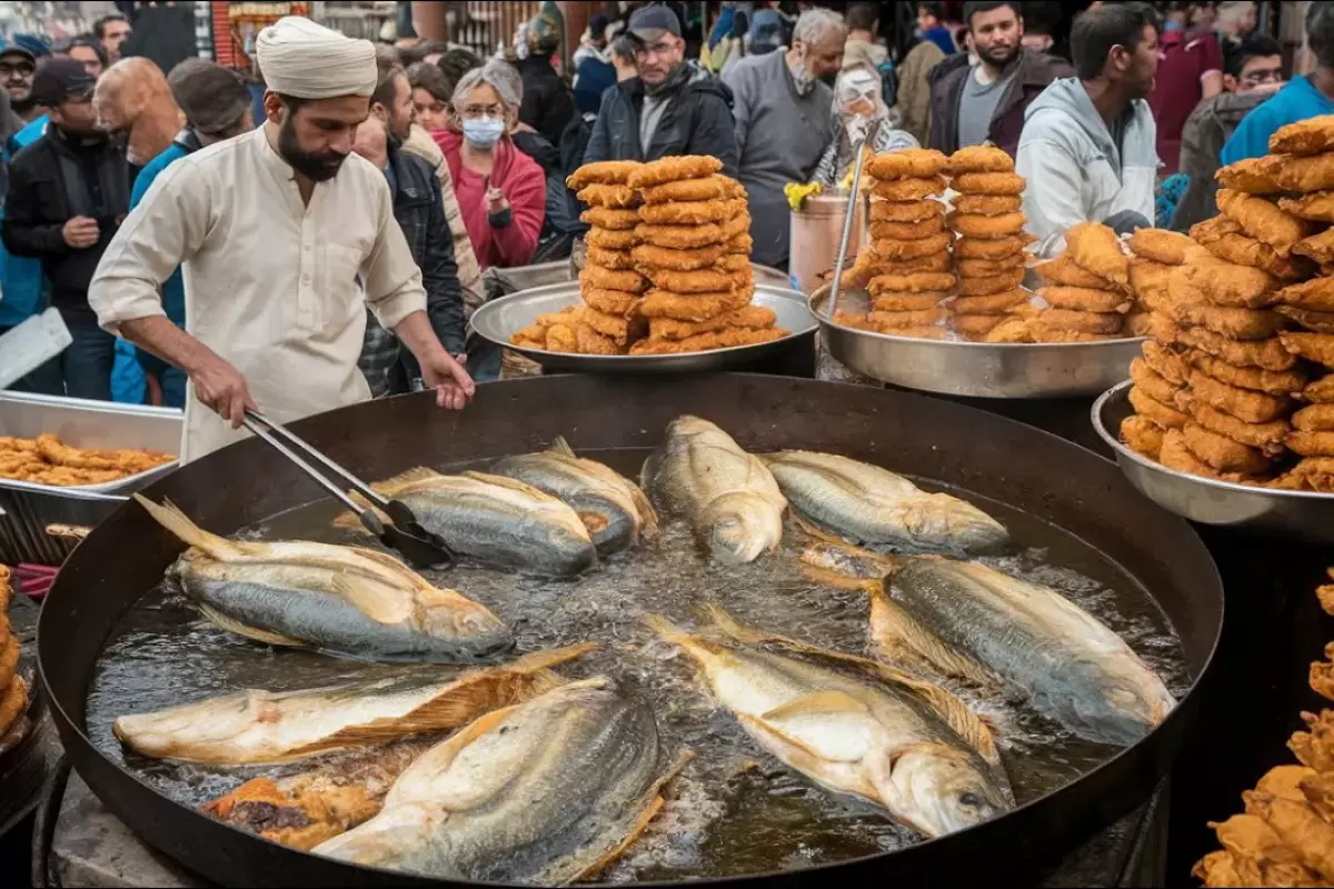 (ویدئو) غذای خیابانی در پاکستان؛ پخت یک غذای محبوب با 220 کیلو ماهی