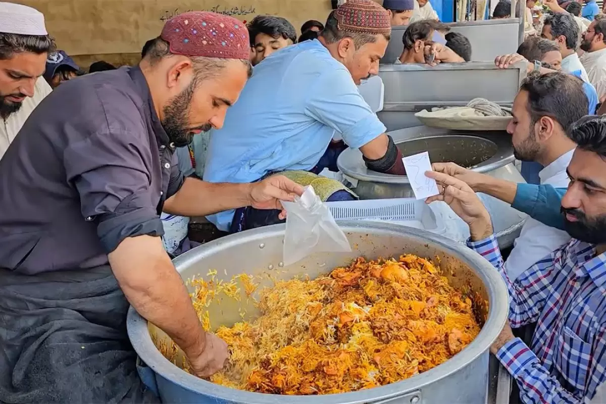 (ویدئو) غذای خیابانی در پاکستان؛ پخت و سرو چلو مرغ بریانی در کراچی