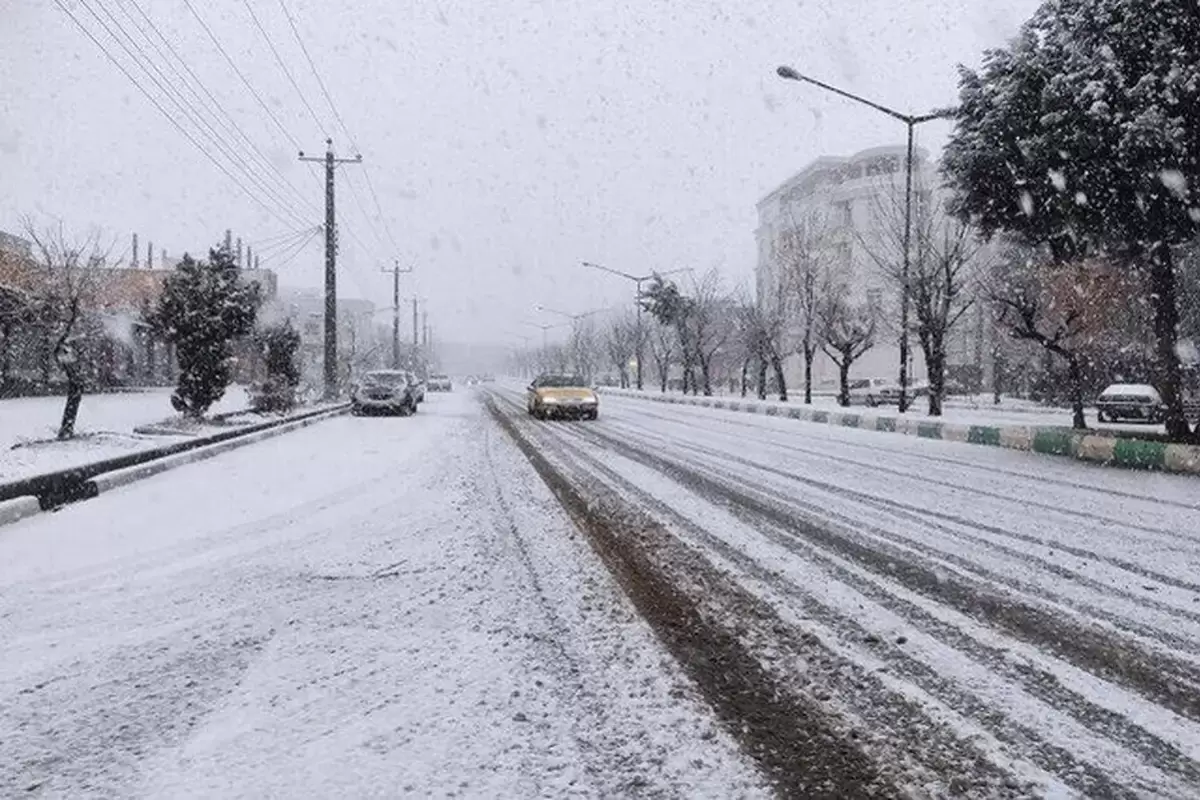 بارش برف در دماوند/ ستاد برفروبی آماده باش شد