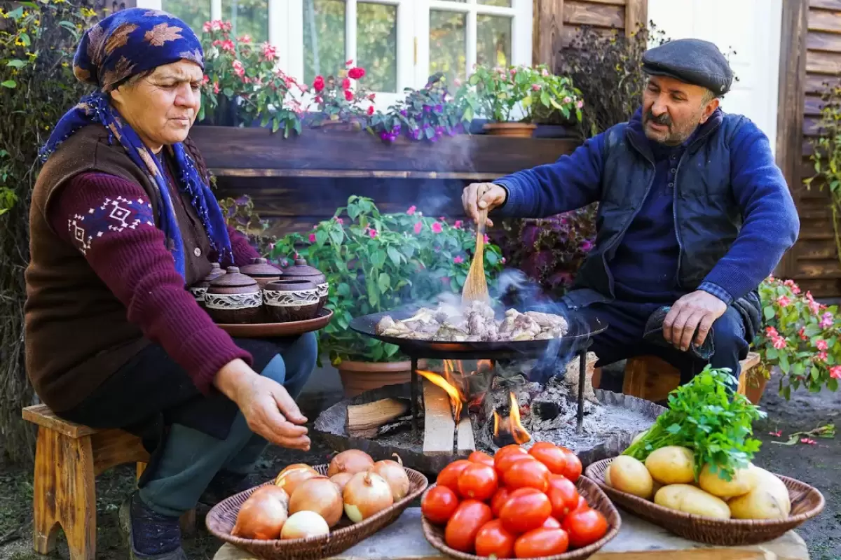 (ویدئو) غذای روستایی در آذربایجان؛ پخت خورشت سنتی با گوشت و سبزیجات