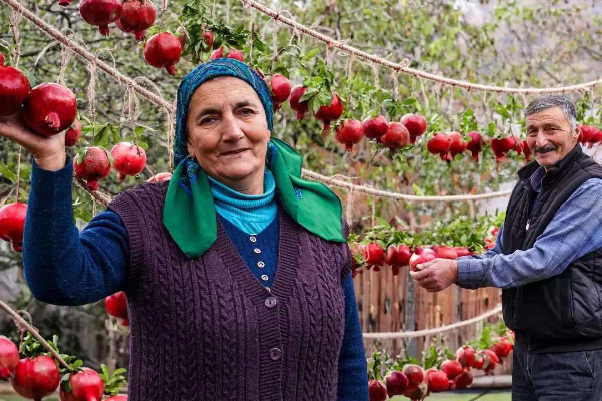 (ویدئو) غذای روستای در آذربایجان؛ تهیه نوشیدنی و دسر با انار