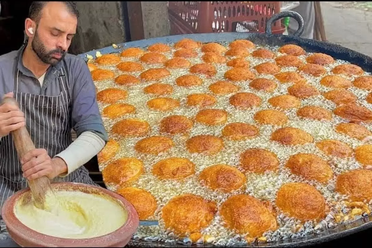 (ویدئو) غذای خیابانی در پاکستان؛ پخت شیرینی محبوب و سنتی لدو در لاهور