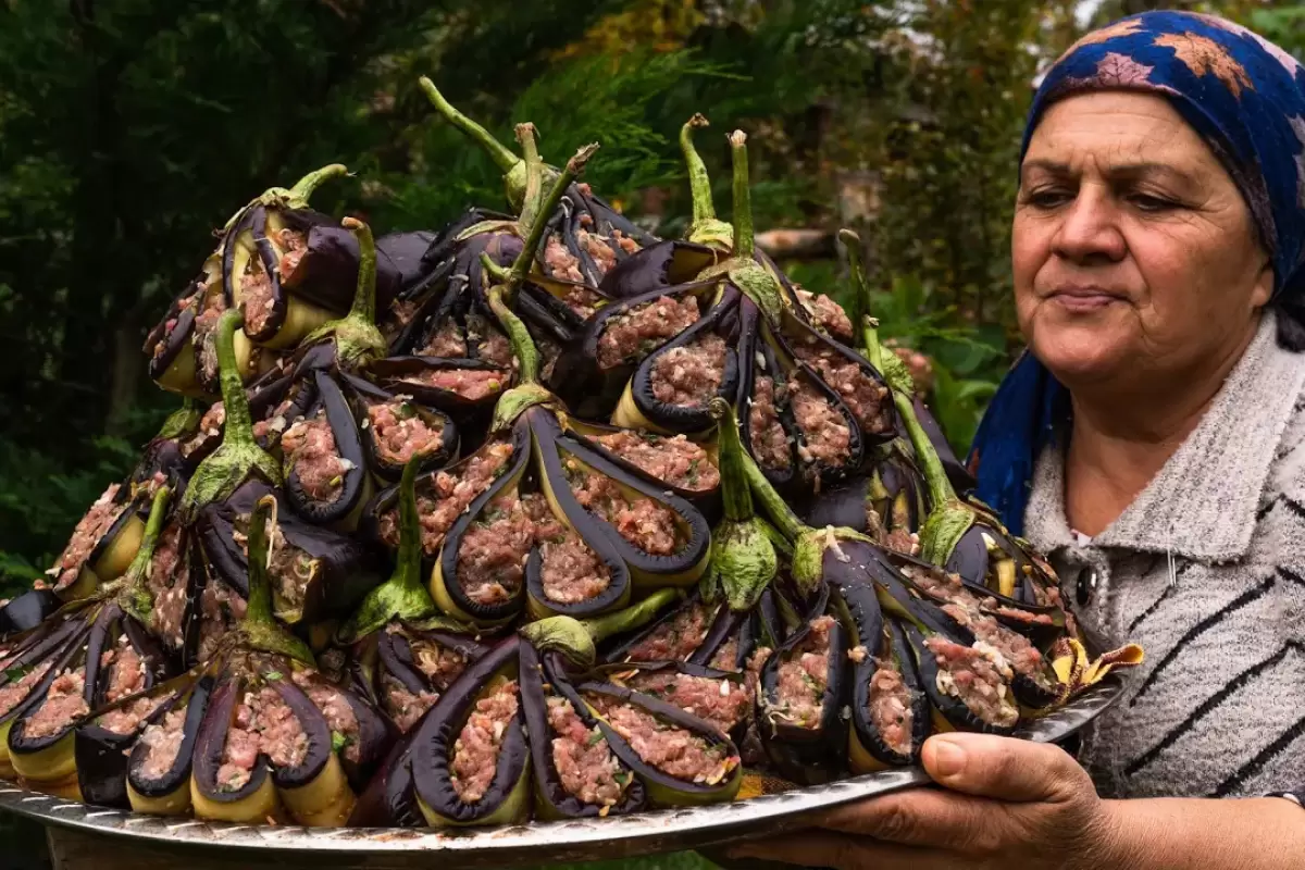 (ویدئو) غذای روستایی در آذربایجان؛ پخت یک غذای محلی با بادمجان و گوشت