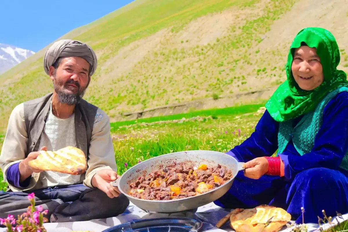 (ویدئو) غذای روستایی در افغانستان؛ پخت یک غذای محلی با جگر