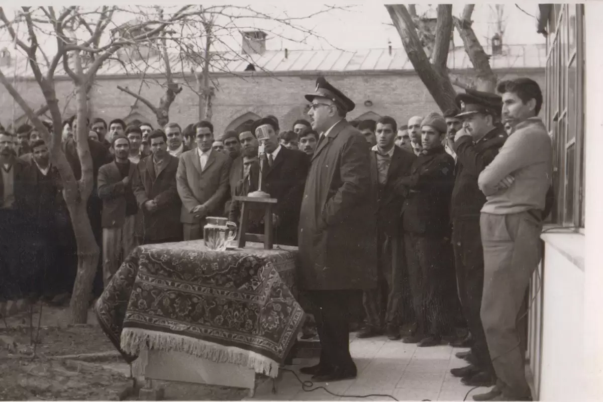 بازدید هویدا از زندان قصر؛ هویدا با خوشرویی درخواست های ما برای اصلاح ساختار زندان را پذیرفت