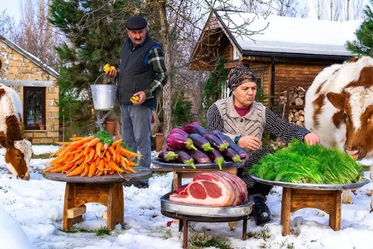 (ویدئو) غذای روستایی در آذریجان؛ پخت یک غذای سنتی با بادمجان وگوشت