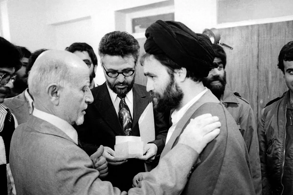 (عکس) سفر به ایران قدیم؛ ابراهیم یزدی و سید احمد خمینی، یک سال پس از انقلاب ۵۷