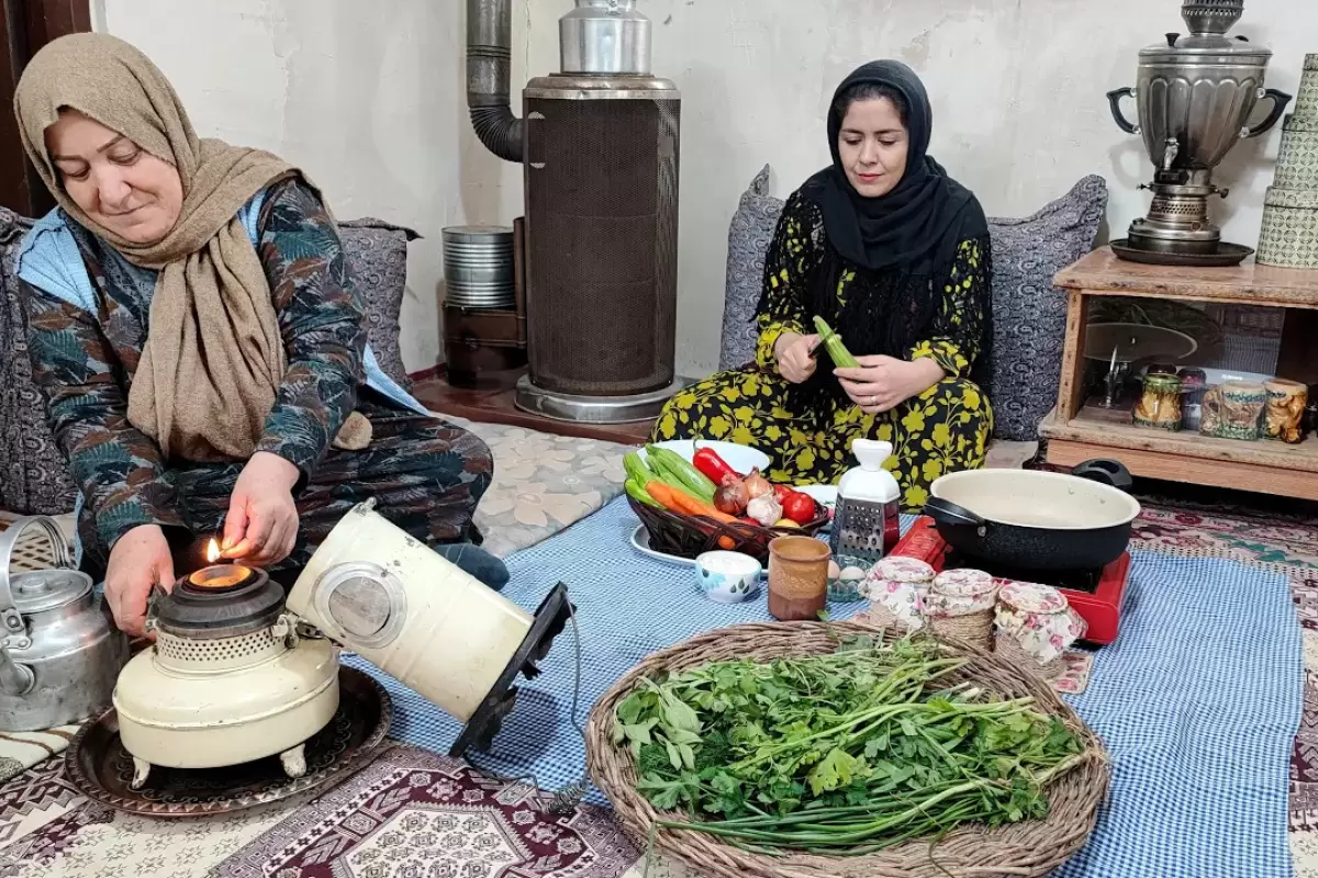 (ویدئو) غذای روستایی در ایران؛ پخت یک کتلت خوشمزه با کدو سبز