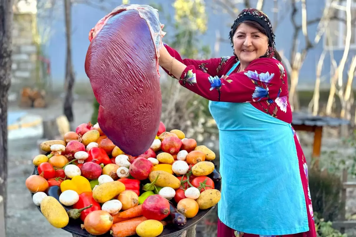 (ویدئو) غذای روستایی محبوب در آذربایجان؛ پخت غذای محلی با جگر گاو