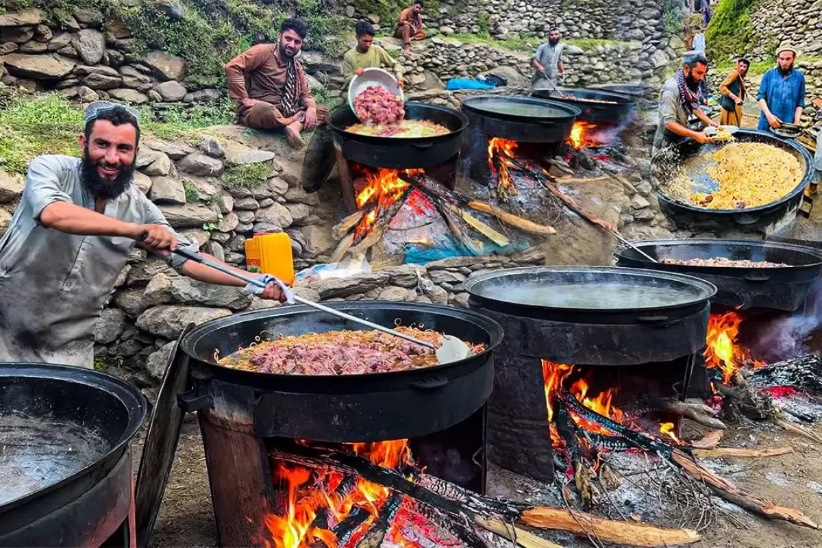 (ویدئو) غذای روستایی در افغانستان؛ پخت صدها کیلو کابلی پلو برای مراسم عروسی