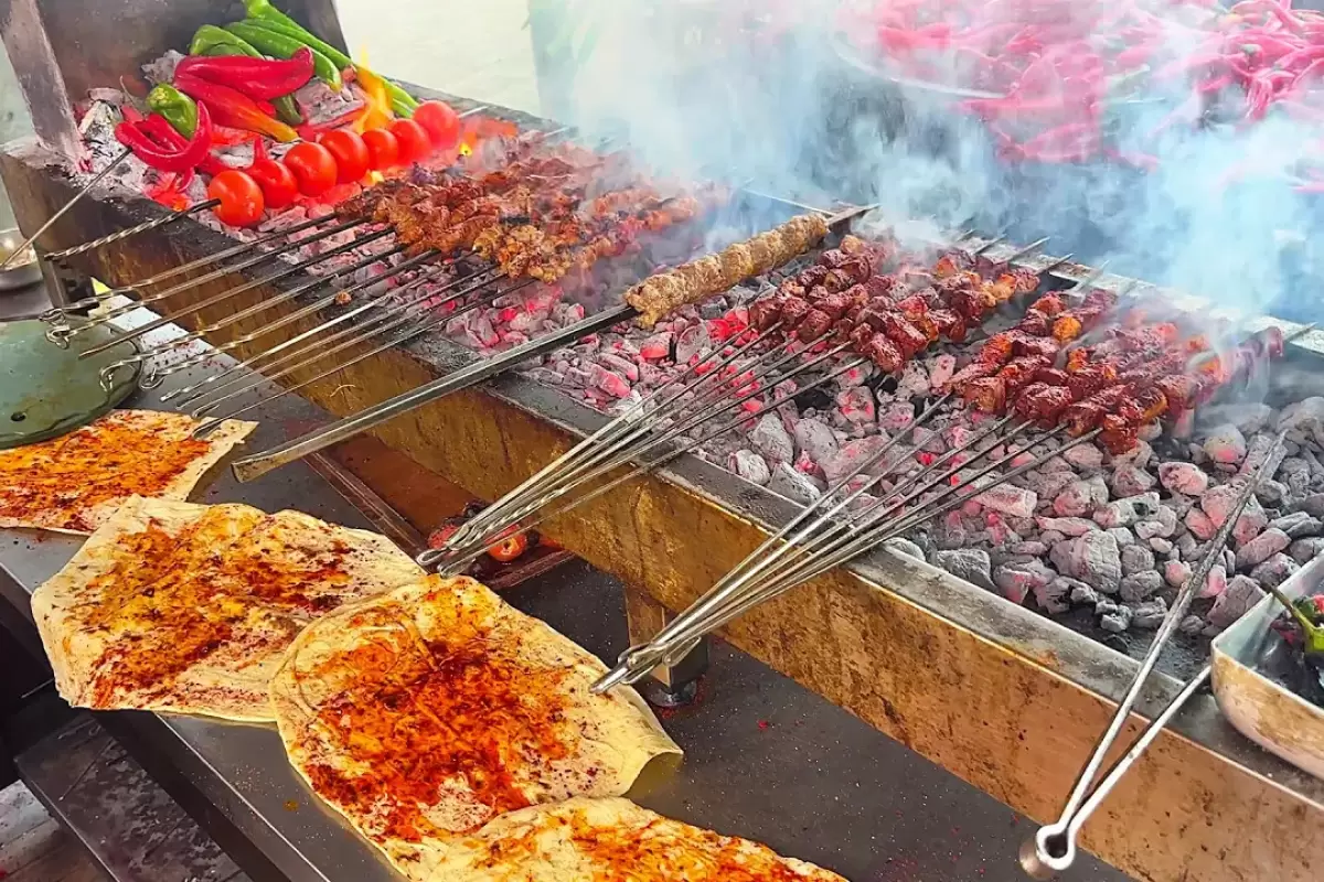 (ویدئو) غذای خیابانی در ترکیه؛ تهیه و پخت کباب، دونر کباب و دسر