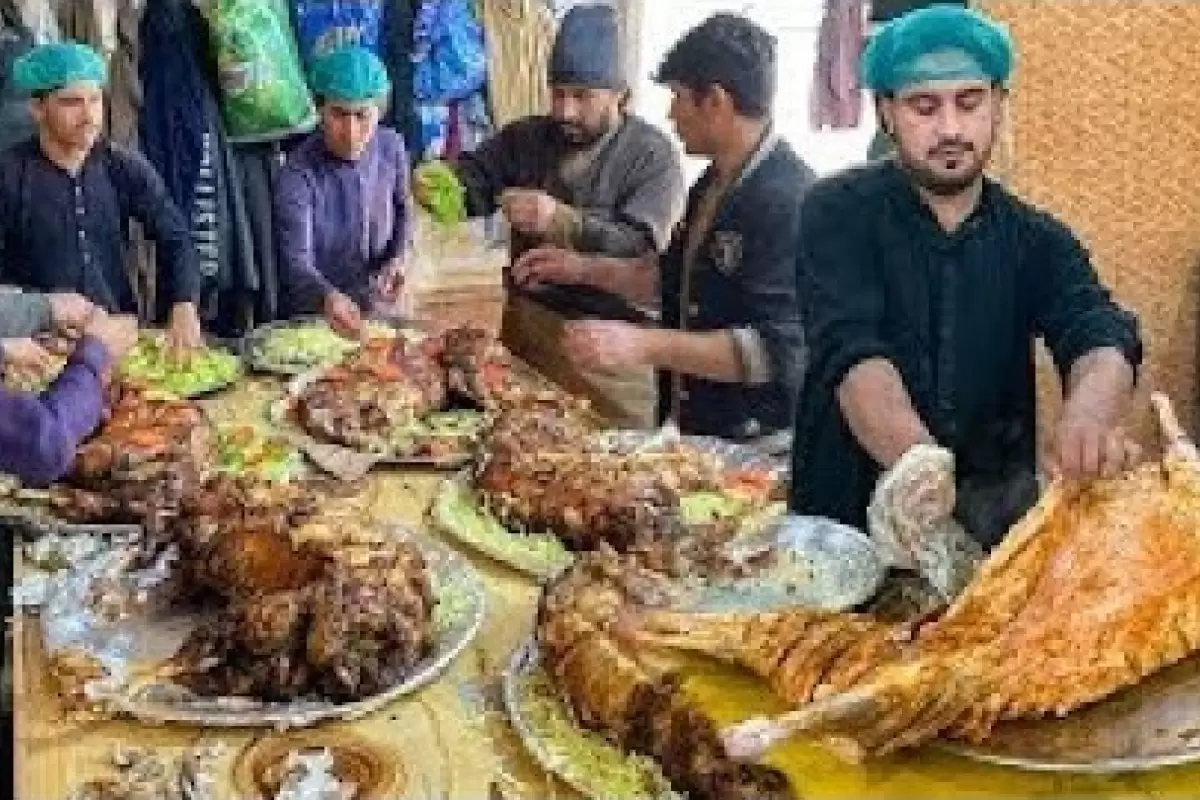 (ویدئو) غذای خیابانی در پاکستان؛ پخت و سرو چلو بره بریانی در پیشاور