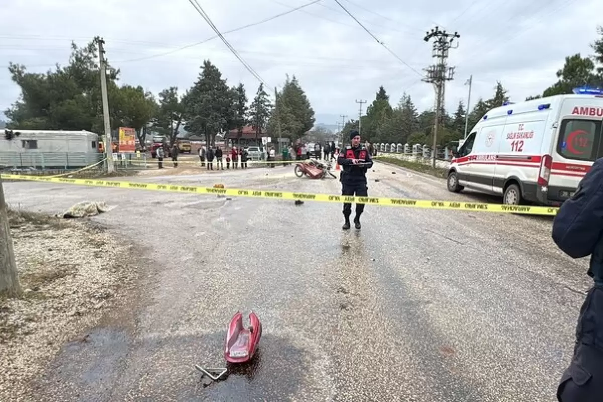 ببینید | لحظه دلخراش تصادف یک زوج موتورسوار با یک کامیون در جاده