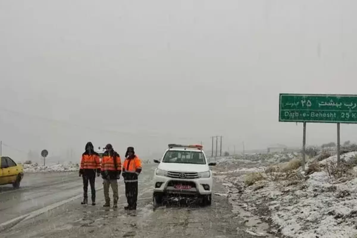 بارش سنگین برف در جاده‌های کرمان