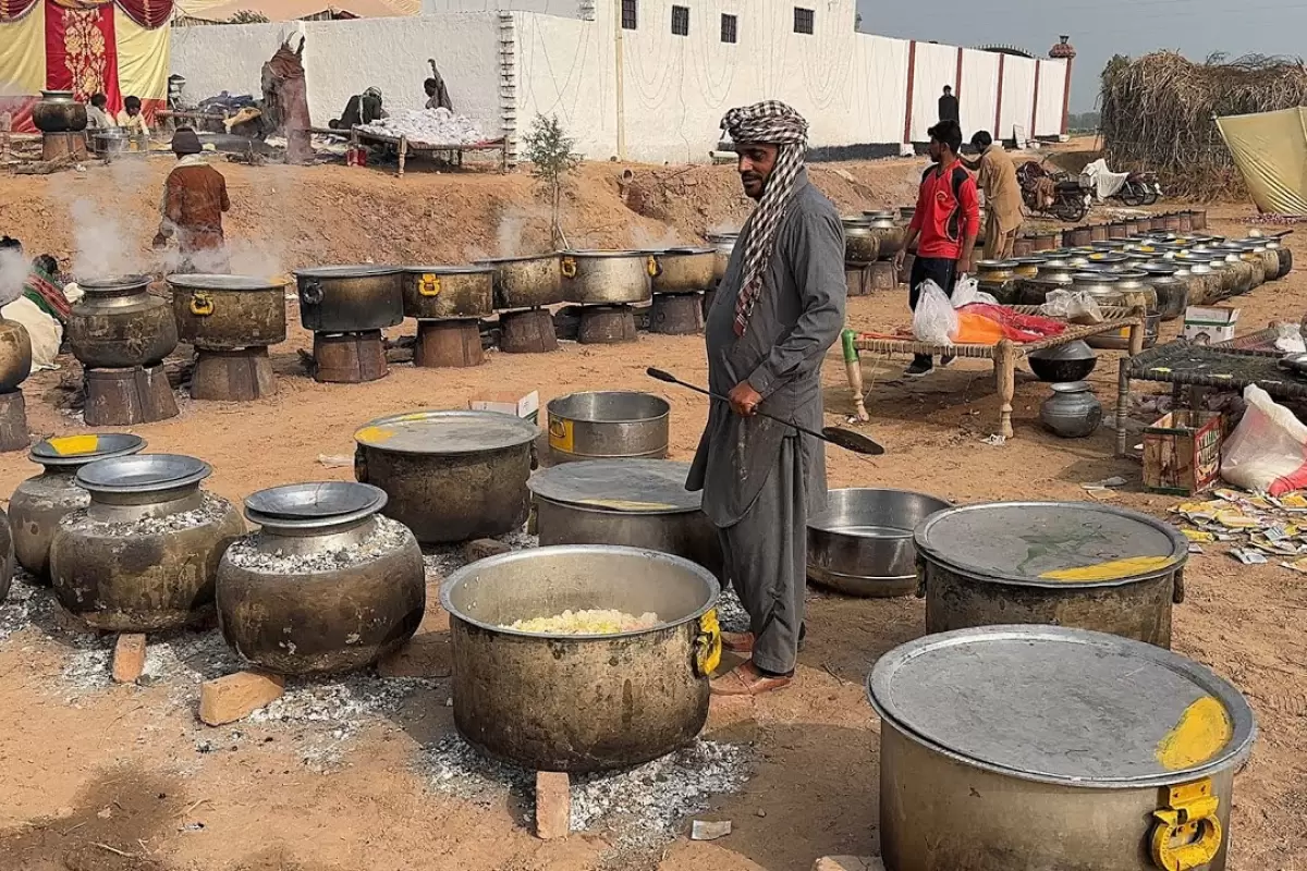 (ویدئو) غذای روستای در پاکستان؛ پخت چلو گوشت و مرغ برای 2000 نفر