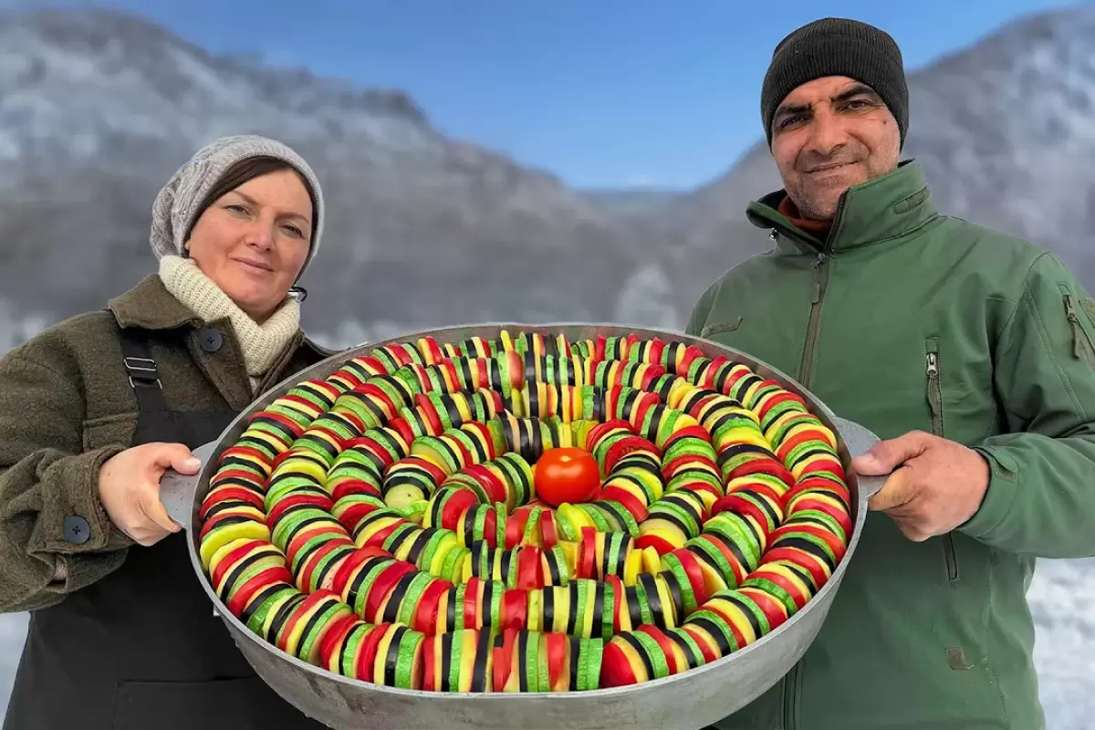 (ویدئو) غذای روستایی در آذربایجان؛ پخت راتاتویی با گوجه و بادمجان