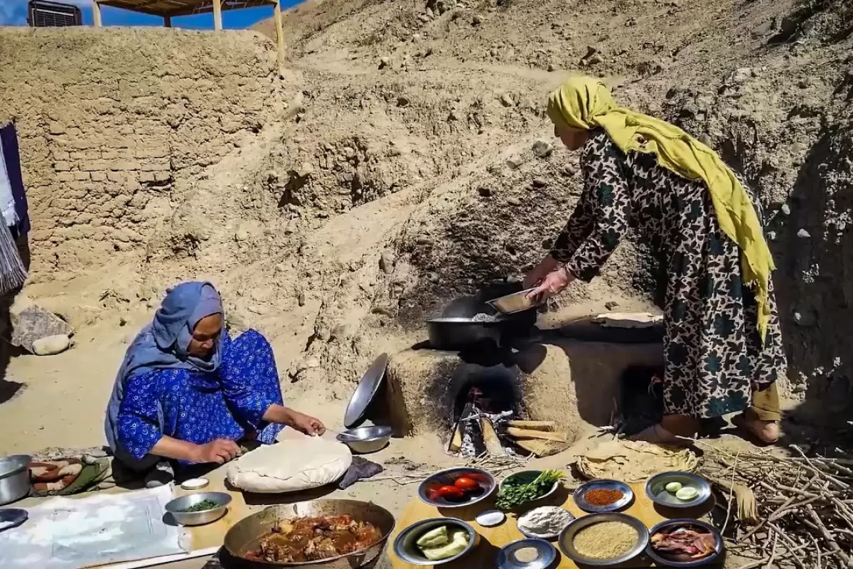 (ویدئو) زندگی روستایی در افغانستان: فرآیند پخت بریانی مرغ