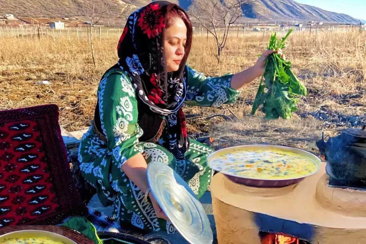 (ویدئو) غذای روستایی در ایران؛ پخت سوپ سنتی اسفناج در زاگرس