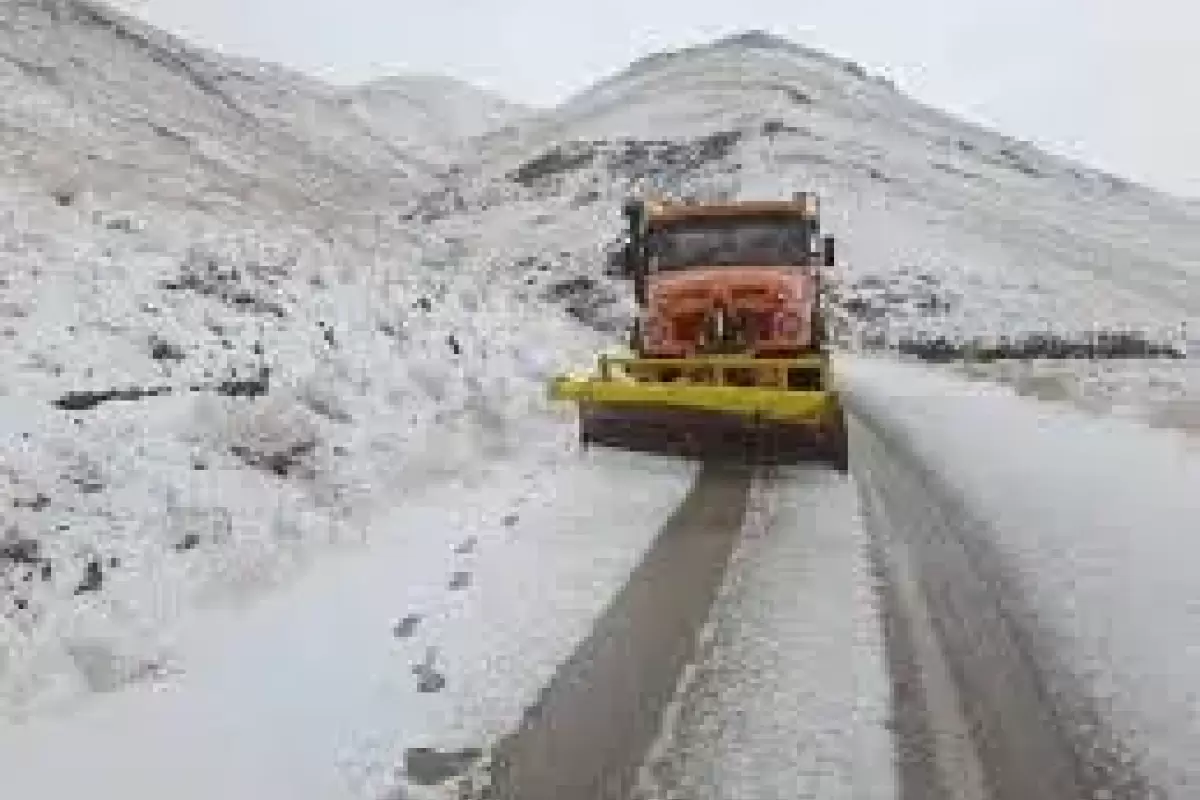 جاده های کردستان برفی است/ فردا یخبندان می شود