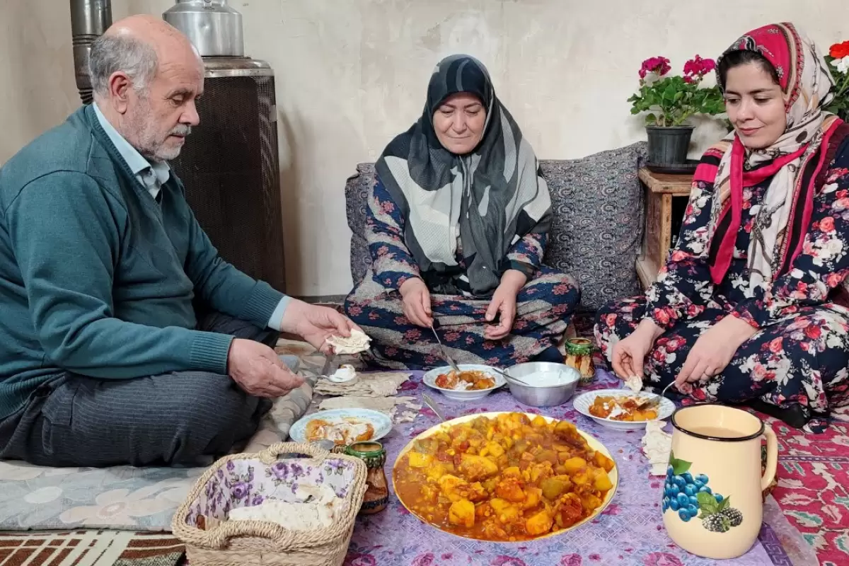 (ویدئو) غذای روستایی در ایران؛ پخت یتیمچه توسط بانوی روستایی ارومیه ای