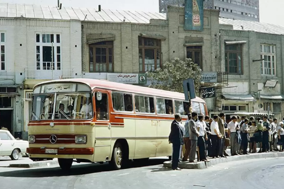 (عکس) سفر به تهران قدیم؛ «ایستگاه اتوبوس خطی میدان توپخانه»؛ سال 1326