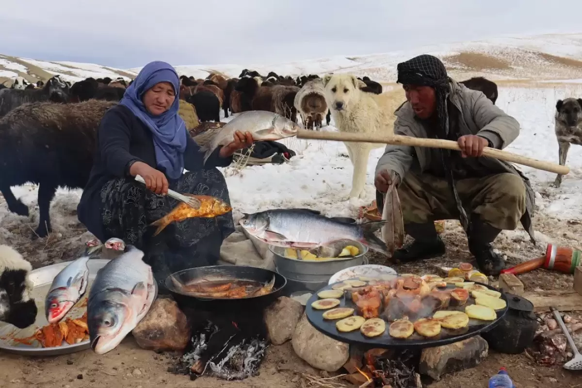 (ویدئو) نحوه پخت یک غذای محلی با ماهی توسط بانوی عشایر افغان