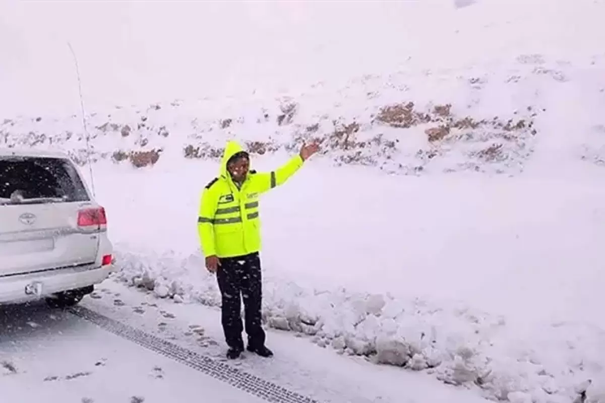 بارش برف در کاشان و افزایش آلودگی هوا در خوزستان: چالش‌های جدید جوی در ایران