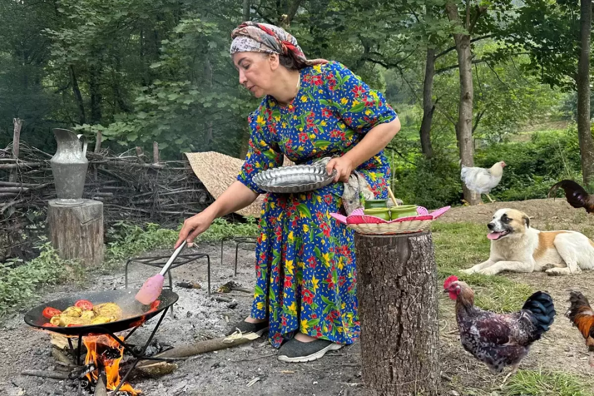 (ویدئو) غذای روستایی در مازندران؛ پخت یک غذای محلی با مرغ و سیب زمینی