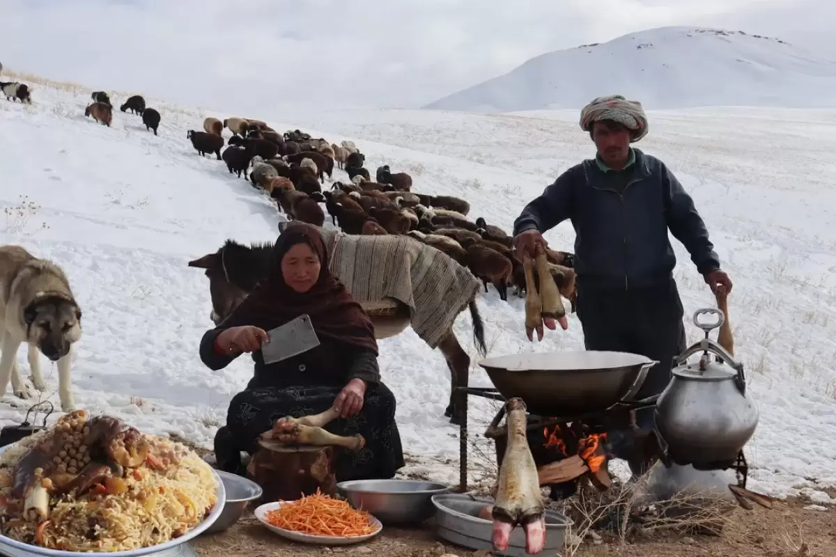(ویدئو) غذای روستایی در افغانستان؛ پخت کابلی پلو توسط یک بانوی عشایر