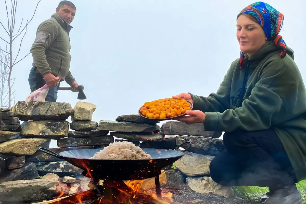 (ویدئو) غذای روستایی در آذربایجان؛ پخت چلو گوشت در طبیعت