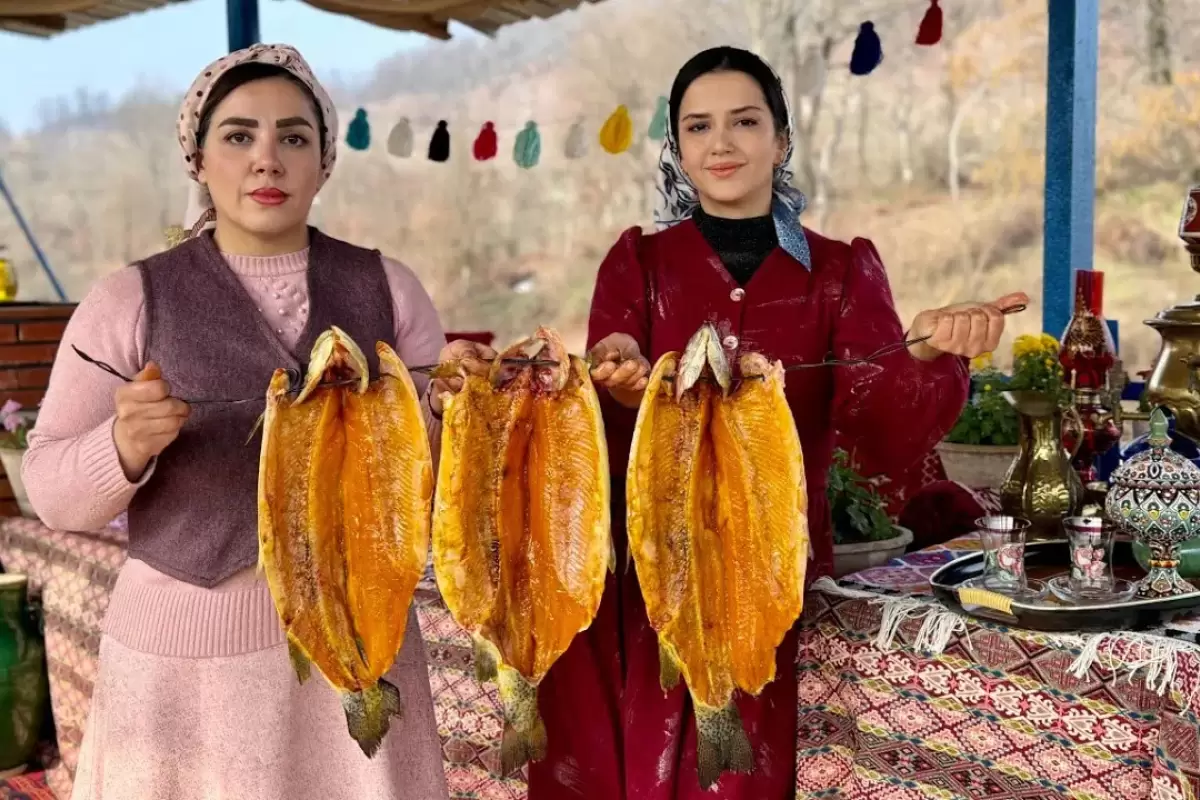 (ویدئو) غذای روستایی در گیلان؛ پخت سبزی پلو با ماهی قزل آلا