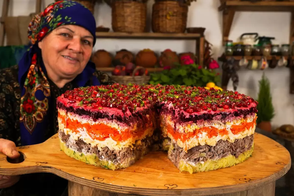 (ویدئو) غذای روستایی در آذربایجان؛ تهیه یک غذای خاص با گوشت و سبزیجات