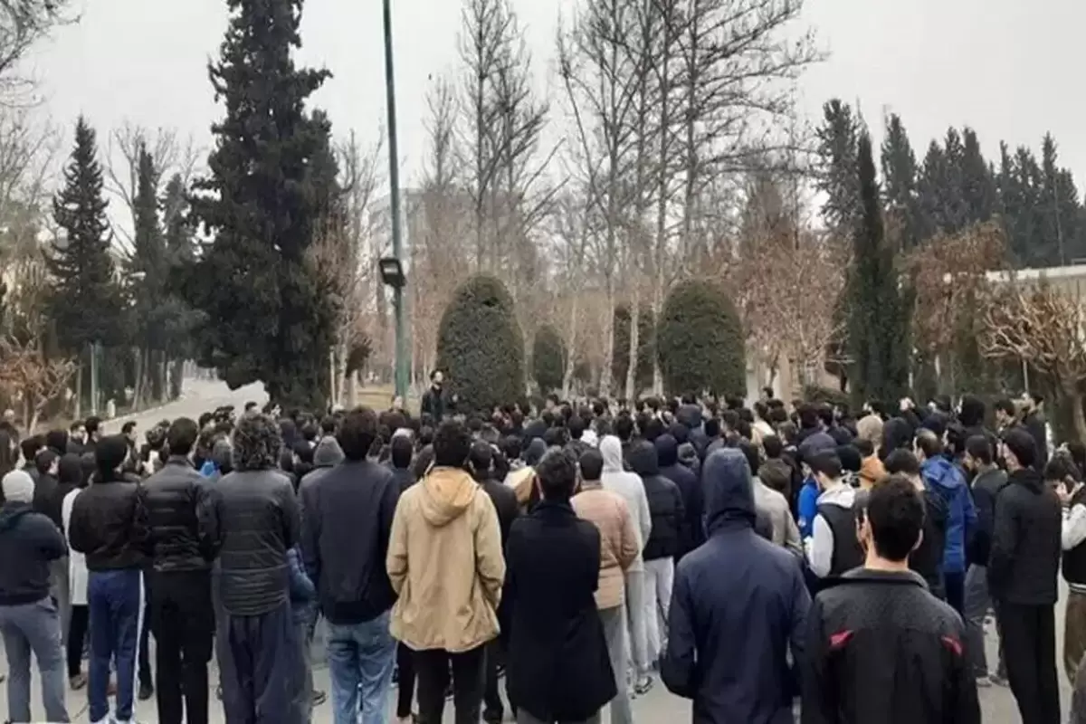 دبیر انجمن اسلامی دانشجویان دانشگاه تهران: در تجمع بزرگداشت امیرمحمد خالقی دانشجویان خواستار ورود دخترانی بودند که پشت نرده‌ها تجمع کرده بودند؛ در نهایت، تعدادی از دانشجویان دختر توانستند وارد شوند