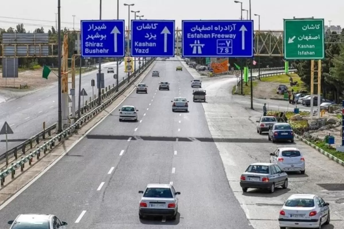 (عکس) سفر به ایران قدیم؛ کاروان شترها در جادۀ خاکی اصفهان؛ سال 1316