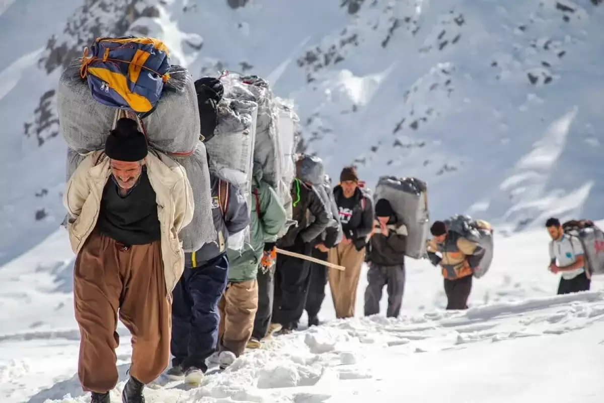 گزارش اعتماد از کولبرهایی که منتظر کولاکند تا از مرز بگذرند؛ مرگ ۱۰ کولبر در اثر یخ‌زدگی از سال ۱۴۰۰