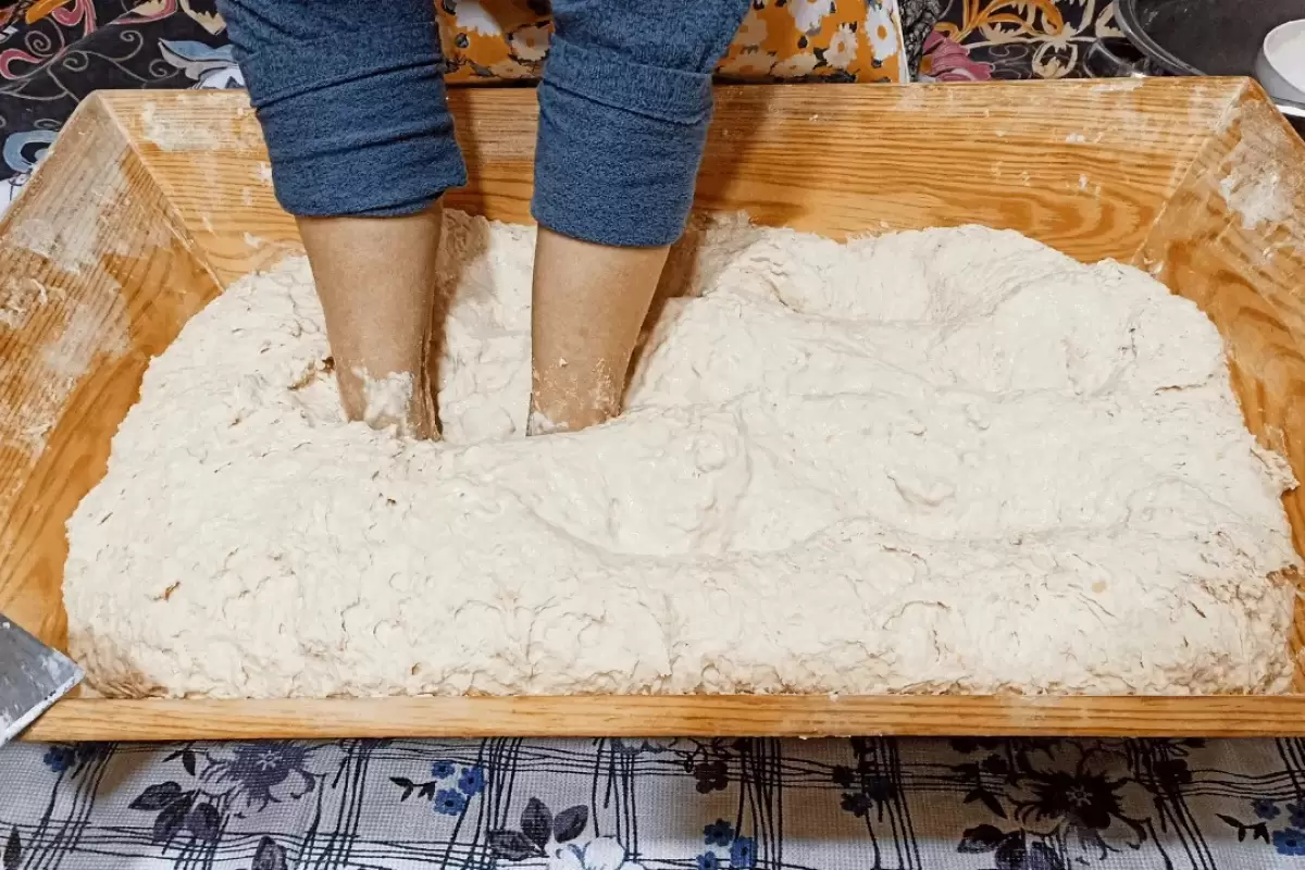 (ویدئو) مراحل دیدنی پخت نان سنتی روستایی به سبک آشپز ترکیه ای