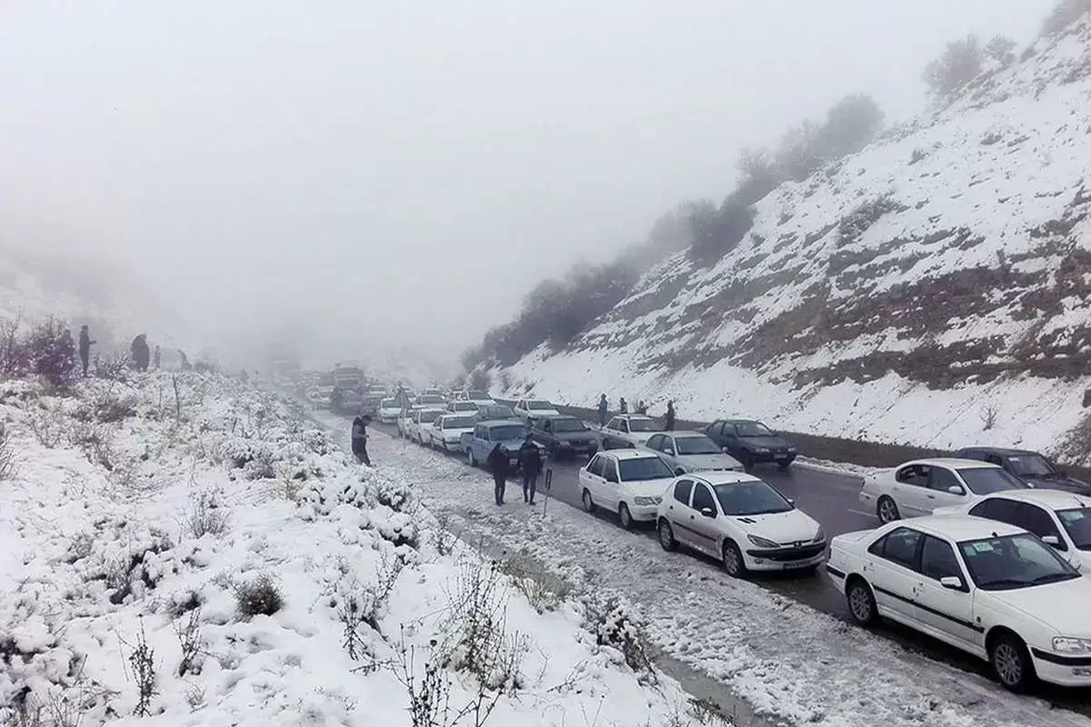 (عکس) ایران قدیم؛ «بی ام و، فورد، پیکان و یک اتوبوس در جاده هراز»؛ دهه 50